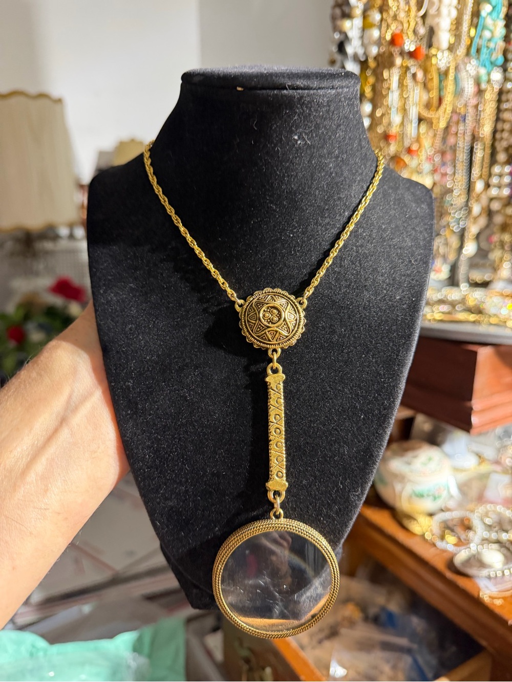 vintage gold-tone magnifying glass pendant necklace 26”